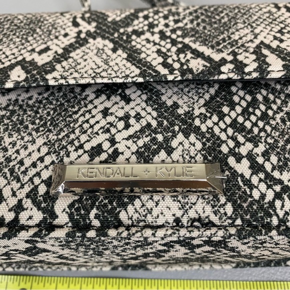 NWT Kendall + Kylie Snake Skin Print Grey Cross Body Purse - Picture 3 of 16